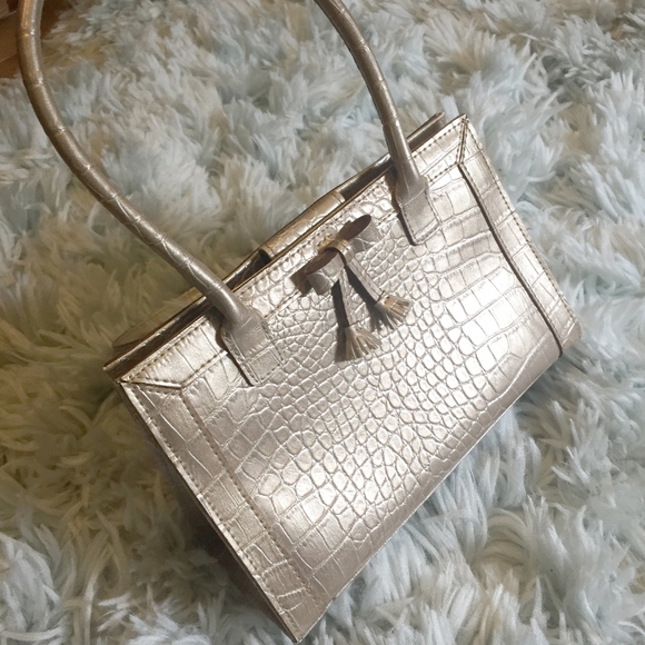 Liz Claiborne Handbags - ❣️Host Pick!❣️ Pearlized Liz Claiborne Handbag
